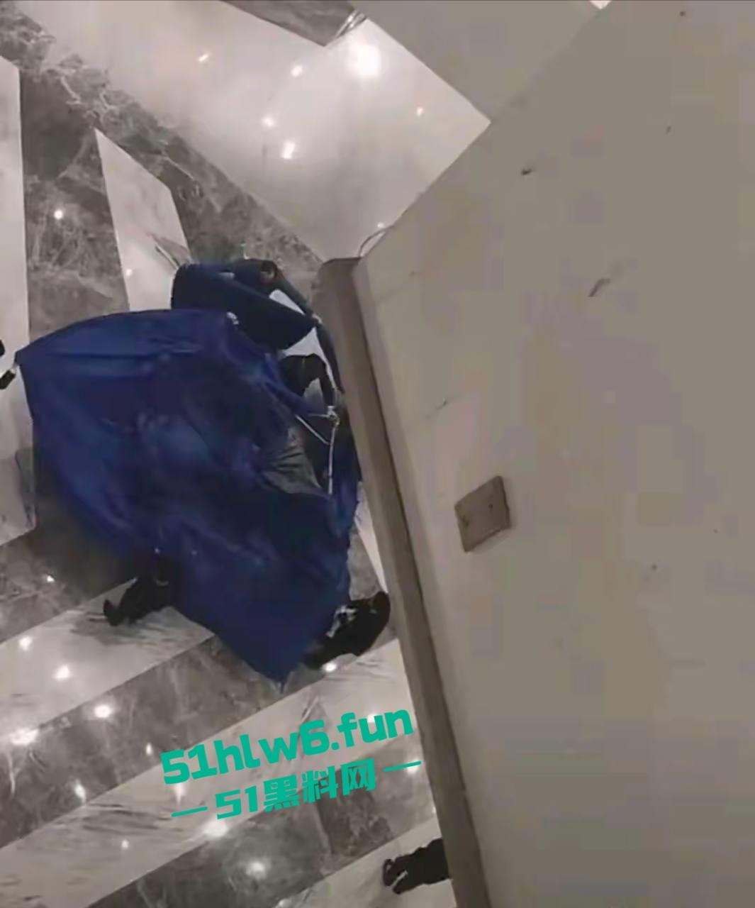 南京金鹰世界男子跳楼自杀，据传男子感情受挫从9楼跳下，脑浆爆裂当场死亡。-1