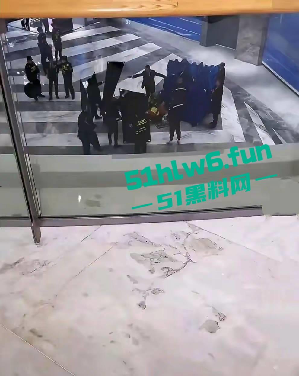 南京金鹰世界男子跳楼自杀，据传男子感情受挫从9楼跳下，脑浆爆裂当场死亡。-3