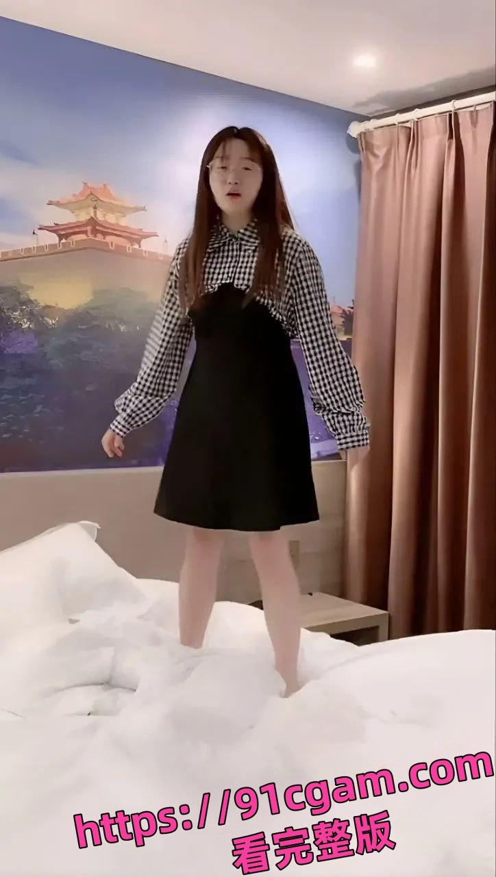 阜阳乡村网红 赵小娜 酒店针孔偷拍流出，尺度大到喷鼻血-4