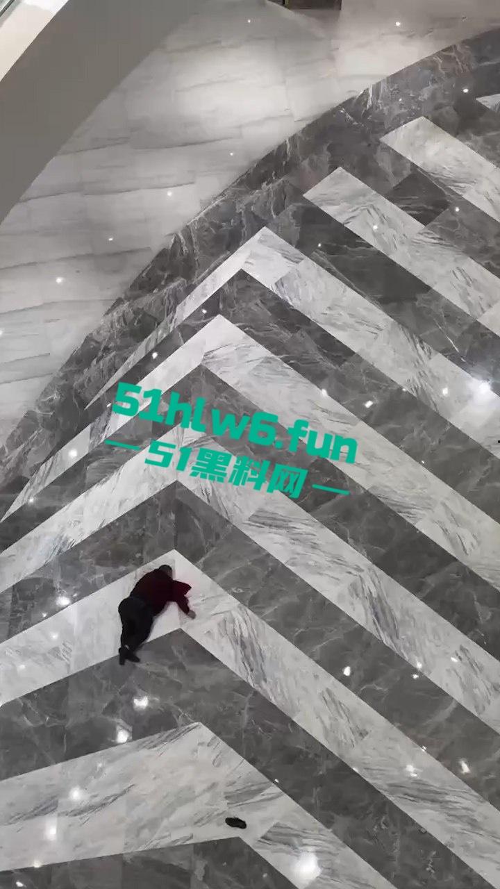 南京金鹰世界男子跳楼自杀，据传男子感情受挫从9楼跳下，脑浆爆裂当场死亡。-6