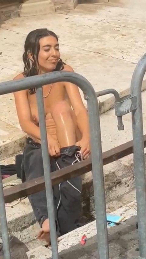 意大利罗马光天化日之下 妹子在圆柱广场中心的喷泉里裸泳！！！-6