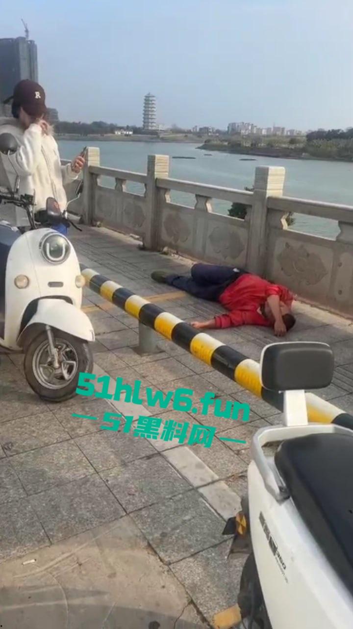 广东茂名化州女网红被猥亵事件，高颜值擦边女网红穿性感吊带裙江边跳舞被大叔摸臀猥亵。-7