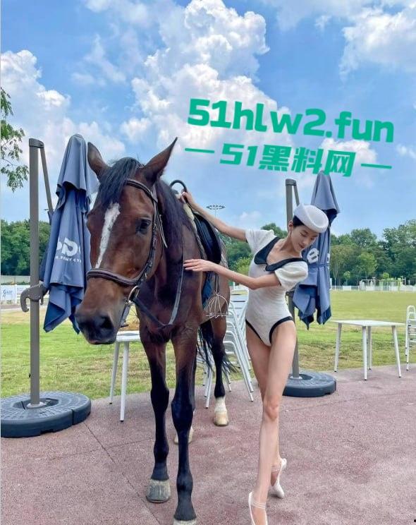 深圳罗湖区舞蹈老师【宋欣】福利炸裂，酒店黑丝一字马，听金主指令劈叉捏乳，十分钟撸点拉满！-1