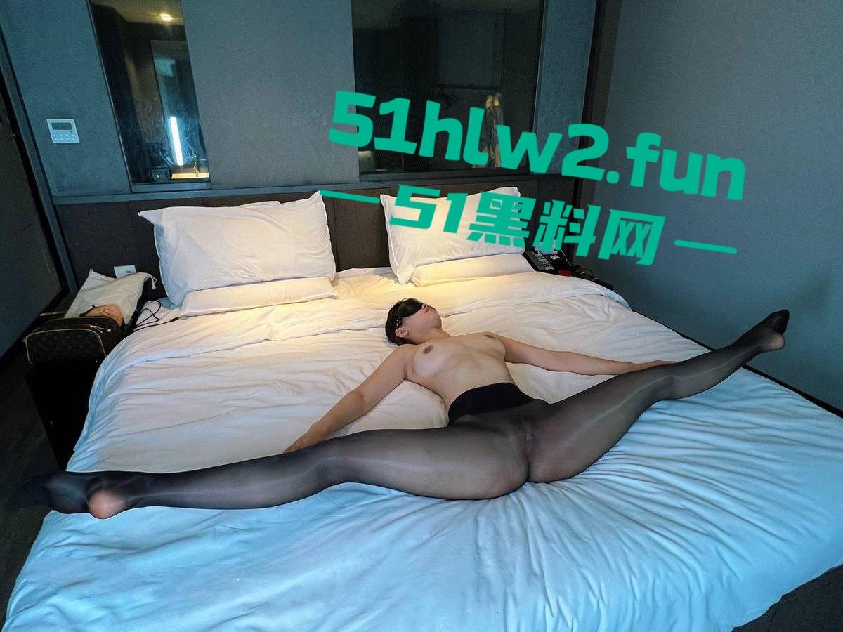 深圳罗湖区舞蹈老师【宋欣】福利炸裂，酒店黑丝一字马，听金主指令劈叉捏乳，十分钟撸点拉满！-7