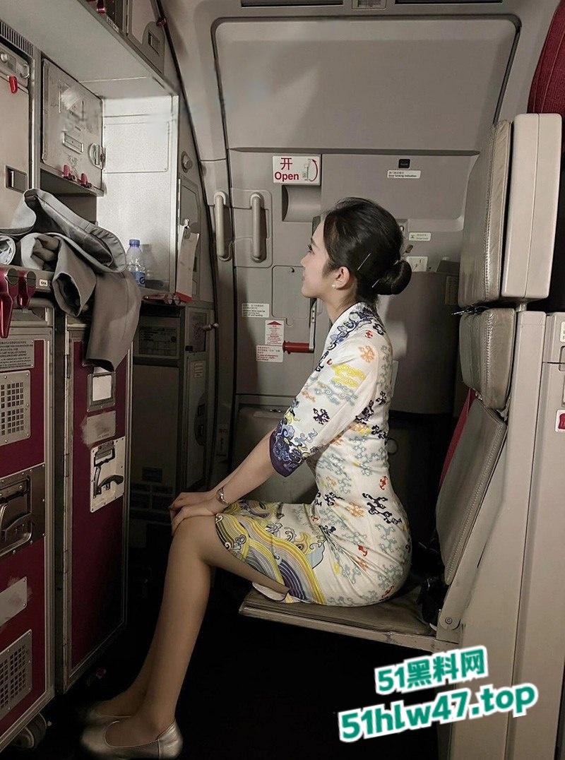 海航绝美空乘【雨晴】高颜值长腿女神，竟偷偷下海接客化身制服女王高跟踩屌，白虎骚穴被无套打桩爆操。-7