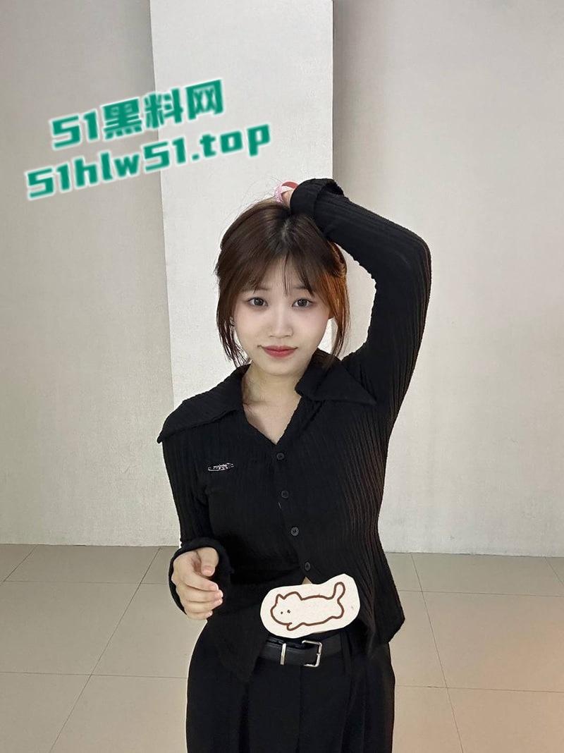 真实勾搭大二学生妹，皮肤白嫩骚母狗约炮喜欢玩群p，开房露脸调教轮操真是够反差！-4