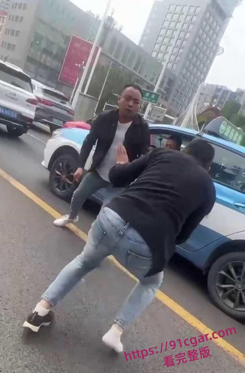 路怒症街头打架白鞋男子拿小刀捅黑鞋男血液瞬间流出 马路矛盾升级司机激烈冲突惊险又刺激-4