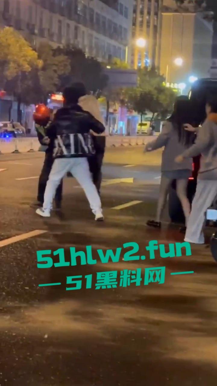 福建莆田精神小伙当街暴打代驾，只因女友露腿男子怀疑代驾司机看了女友腿，愤怒暴起殴打代驾司机。-4