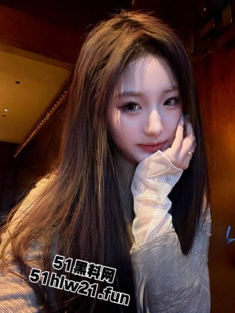 伦敦政治大学留学生【潘果果】心甘情愿做富二代母狗，各种调教抽打虐待无毛嫩穴，白富美小妞到国外就是浪逼。-3