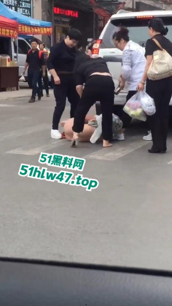 陕西太原抓小三现场，大妈带着三位姐妹当街抓小三，大街上边打边脱不得不说小三身材的确很赞。-5