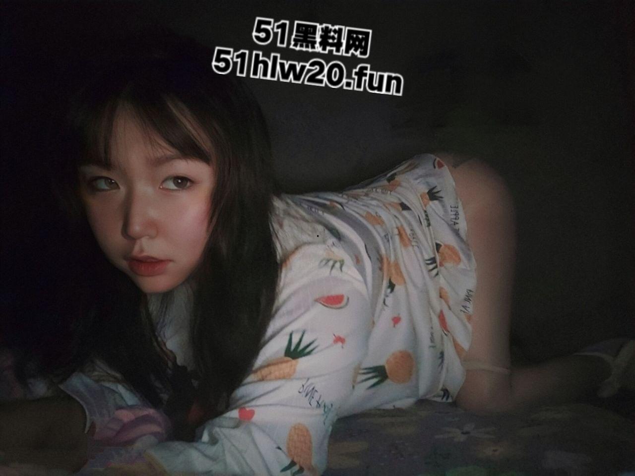 福建厦门大学【何玥桐】文艺范反差婊，美乳白嫩硕大被网恋对象把裸照视频发网上炫耀曝光。-9