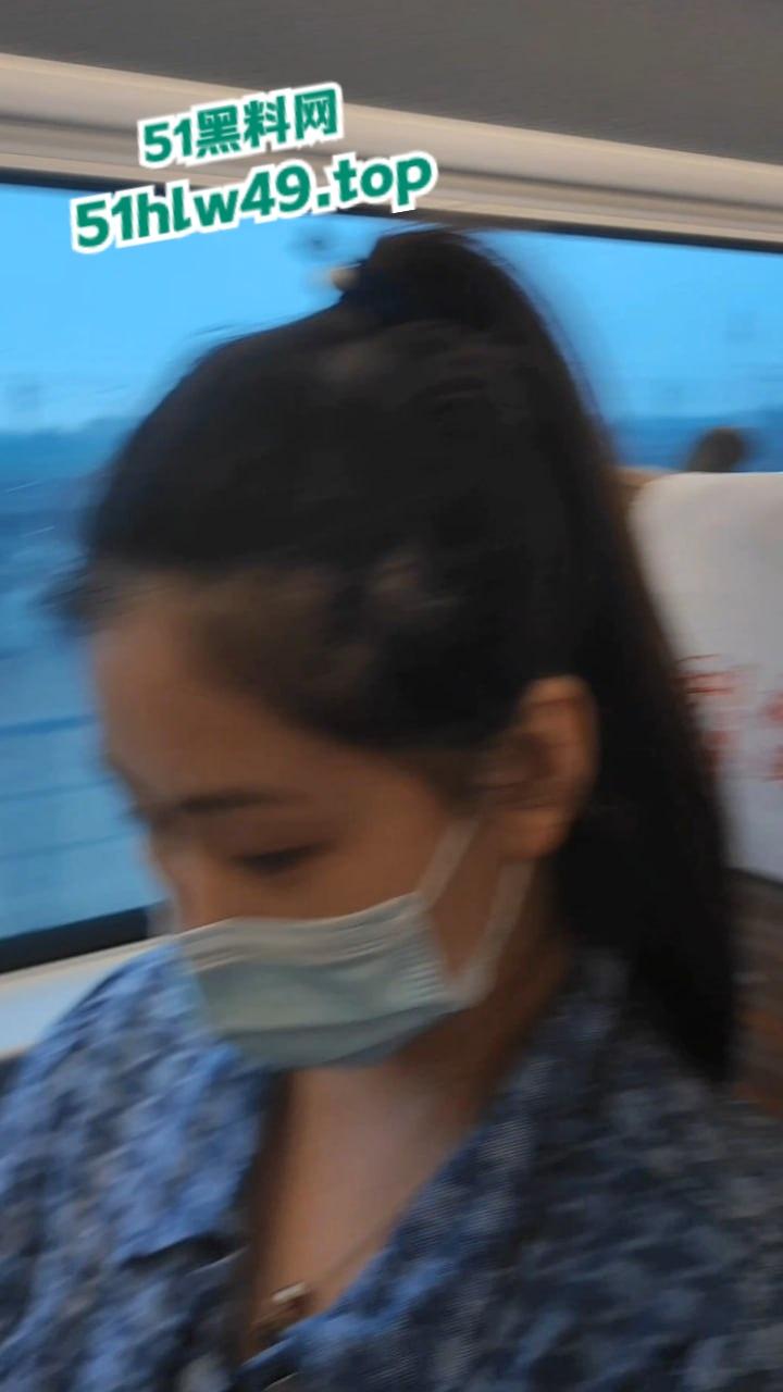 瓜友分享调教自己女友，高铁上调教女友吃鸡巴大胆在车上露出，有这么乖巧听话的骚母狗真是羡慕。-7