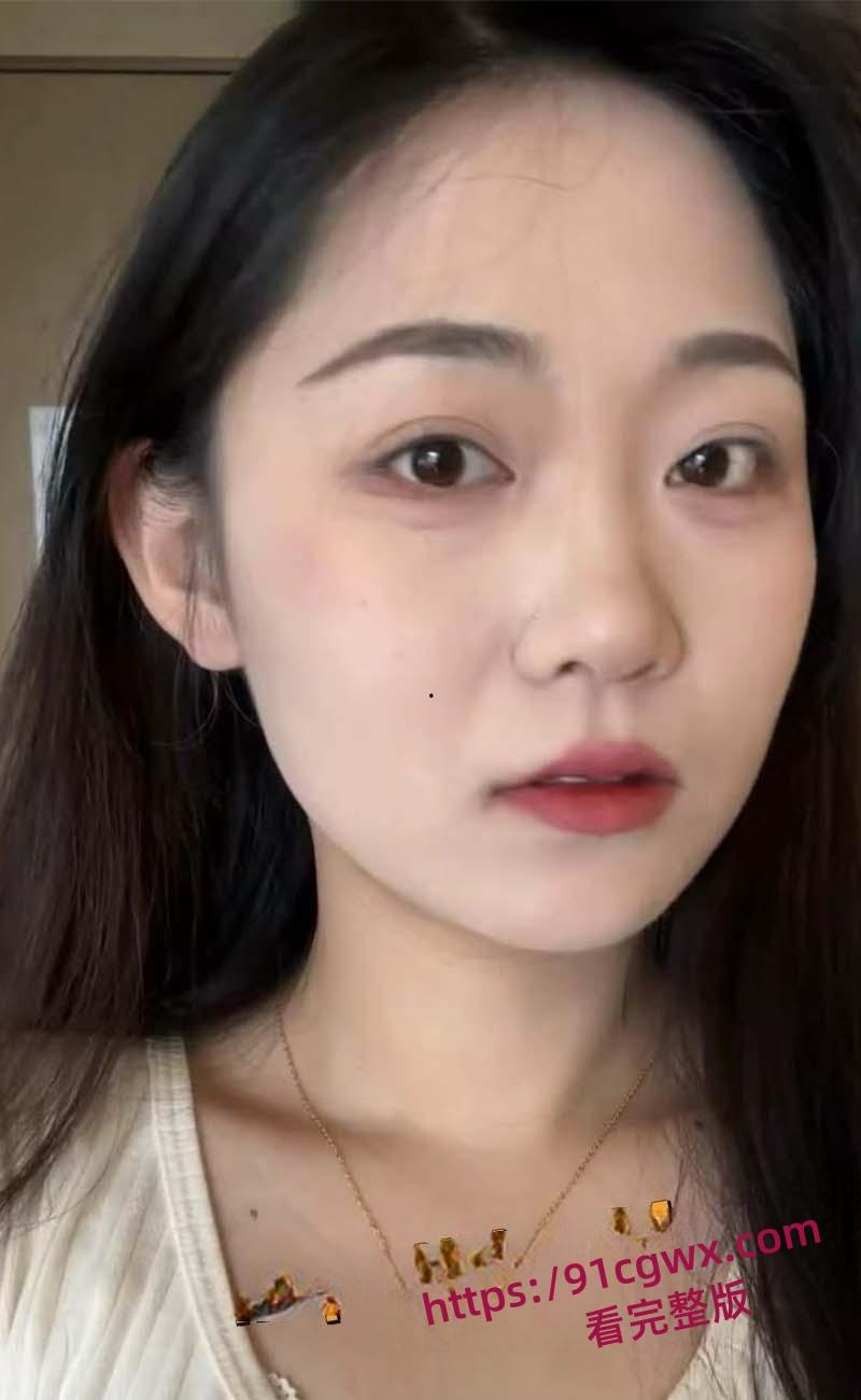 华北电力大学校园长椅成新的网红打卡点女孩脱外套只剩短裙，尼哥压上身，舌吻拉丝湿热-3