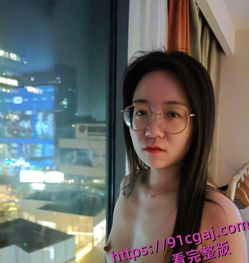 浙江嘉兴何晓韵，老妈在厨房自己跟老公在房间口交。表面上看起来是一位清纯人妻-3