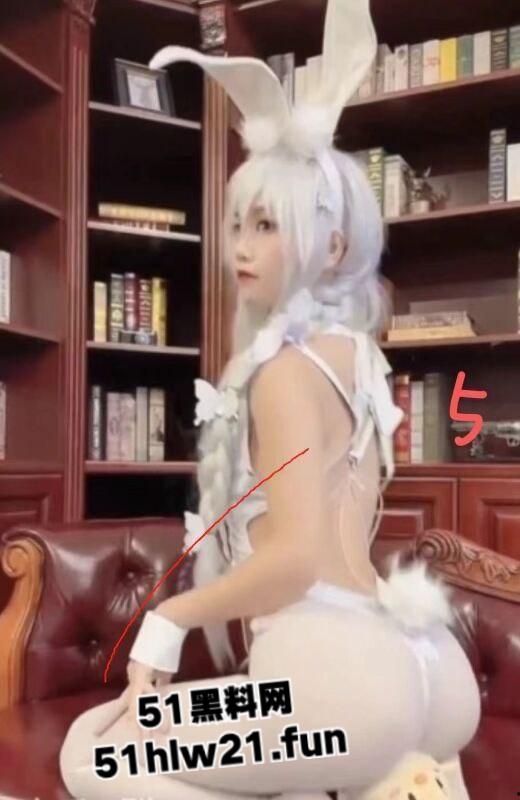 极品白嫩骚兔女郎网聊主动送炮，老实男激动提枪赴约却被上了生动一课脑袋坏了！-6