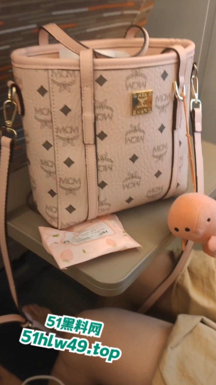 瓜友分享调教自己女友，高铁上调教女友吃鸡巴大胆在车上露出，有这么乖巧听话的骚母狗真是羡慕。-9