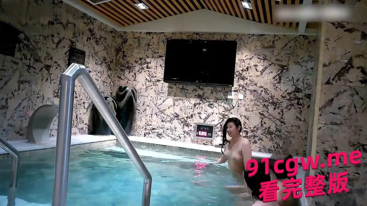 女澡堂偷拍视频流出！水中嬉戏看得人口水直流！-5