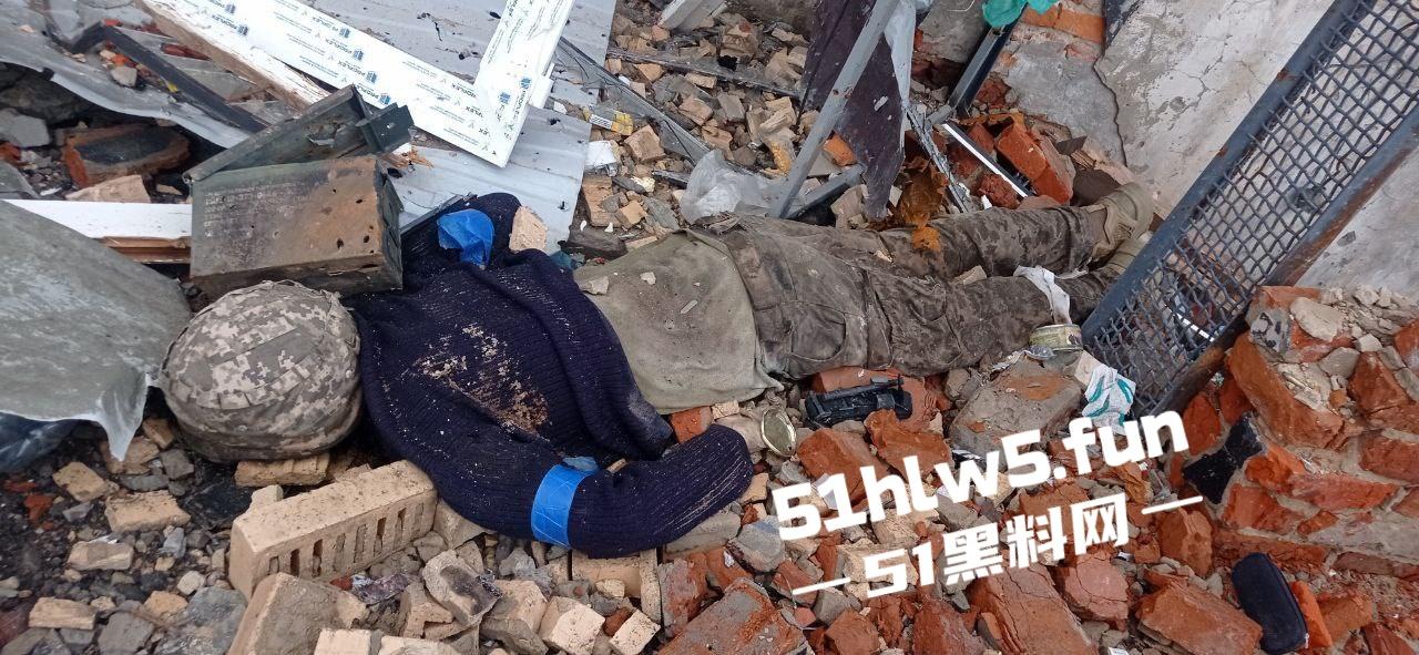 【血腥恐怖】俄乌战场战后清扫，到处都是早已腐烂的士兵尸体，现场视频画面流出。-4