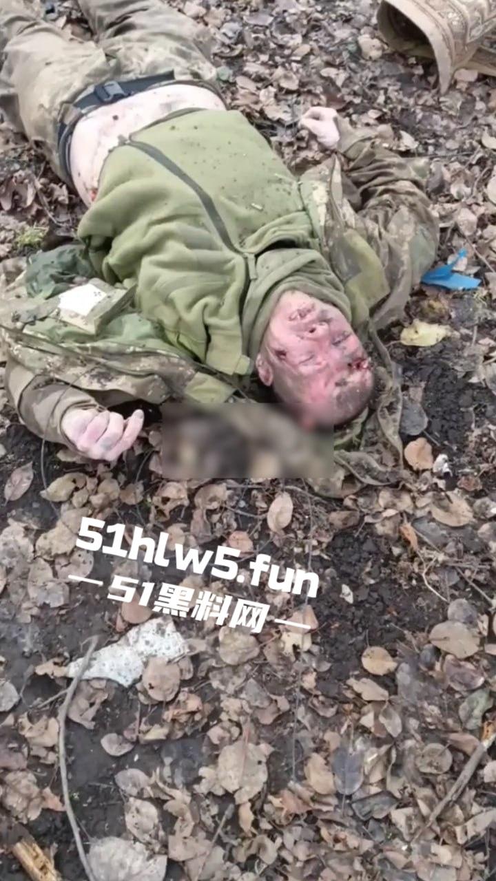 【血腥恐怖】俄乌战场战后清扫，到处都是早已腐烂的士兵尸体，现场视频画面流出。-9