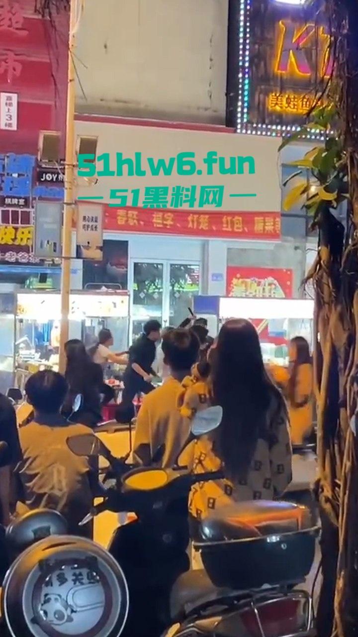 三亚港华夜市两摊主为争半米摊位持刀互砍，现场围观惨叫声惊悚起鸡皮。-1