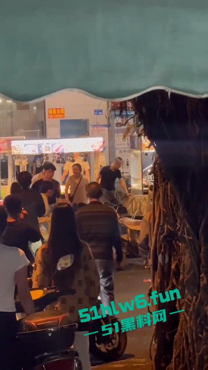 三亚港华夜市两摊主为争半米摊位持刀互砍，现场围观惨叫声惊悚起鸡皮。-4