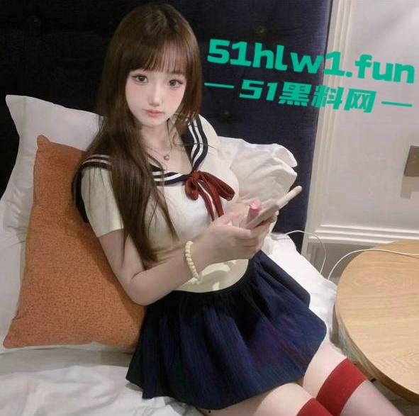 湖南长沙反差女大学生【刘子玥】 soul上撩骚约炮视频裸聊，隔着镜头伸出舌头接网友精液。-3