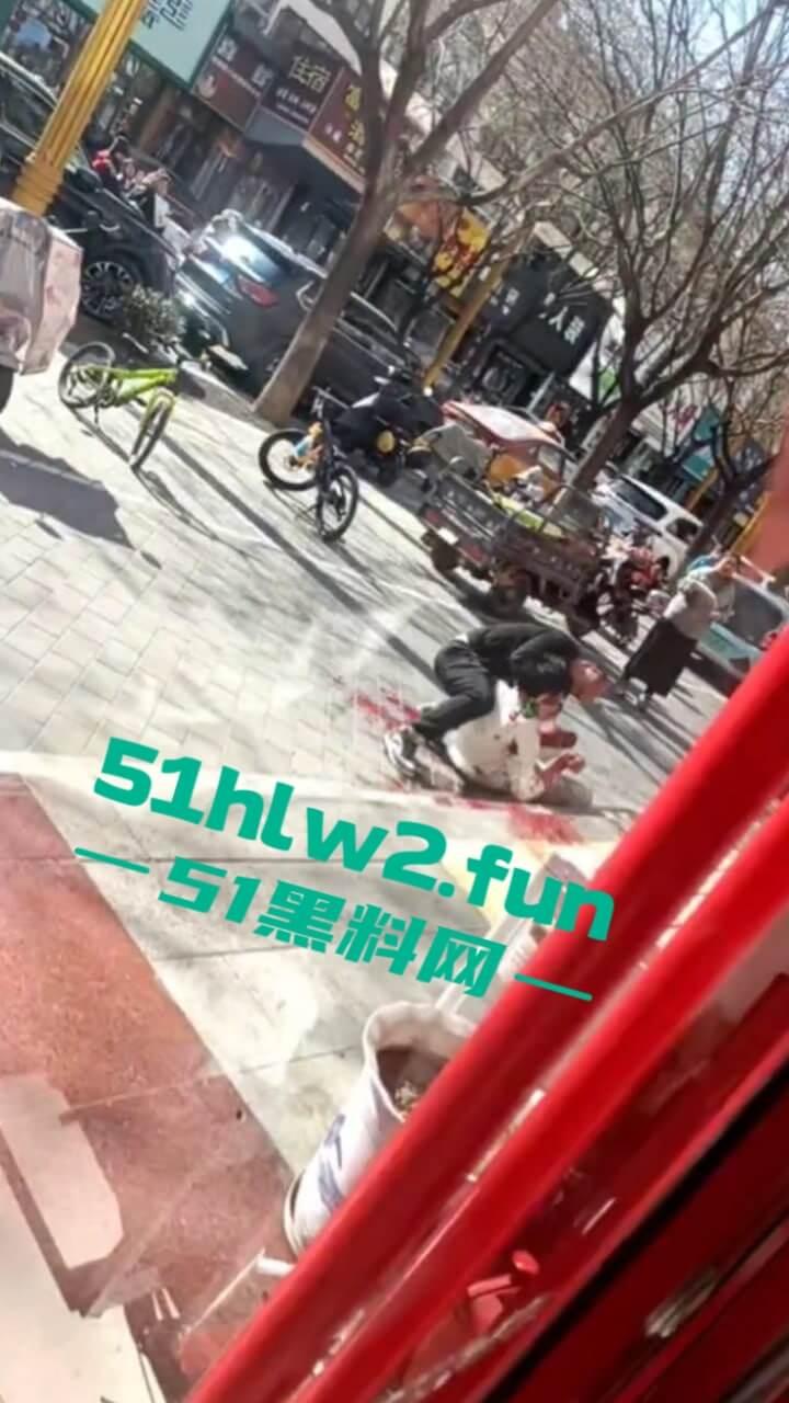 北京顺义区民富街，初中生摔倒被铁棍插中系一商户为防止别人门前停车安置，导致血液喷涌当场死亡。-3