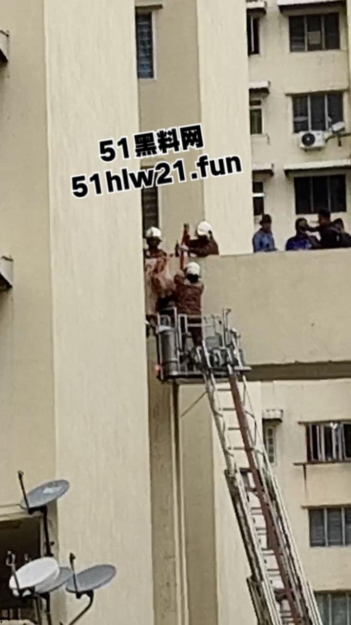 血腥慎入！男子跳楼被腰斩上体消失肠血乱飞，处理现场人员的心理阴影面积有点大！-3