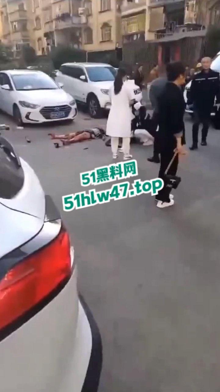 景德镇梨树园北苑老板娘欠钱被砍死视频，女老板欠钱不给还侮辱老实人遭对方乱刀砍死。-4