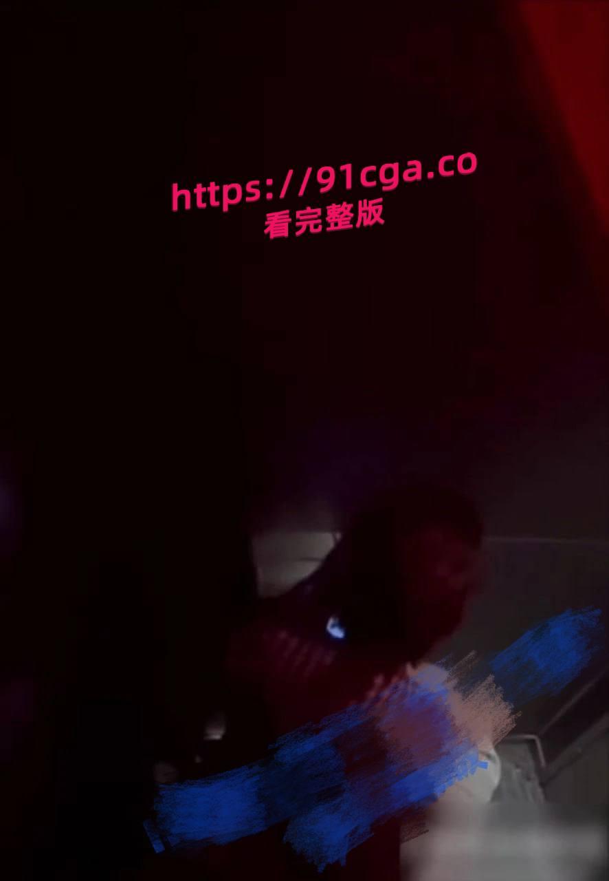 酒吧卫生间内年轻情侣打分手炮遭偷拍，黄毛分手前必须再得吃一次！-3