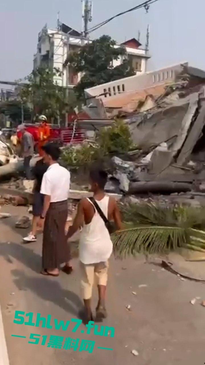 缅甸7.7级震后中国救援队紧急出手仍有众多受难者被压，高温湿臭蚁虫霍乱惨如地狱。-2