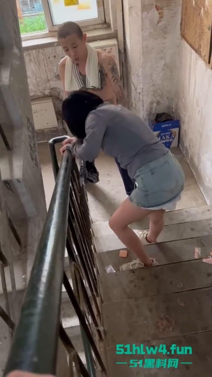 辽宁沈阳妹子磕药过度形如丧尸出街，被纹身男按进臭水沟无情蹂躏视频曝光！-2