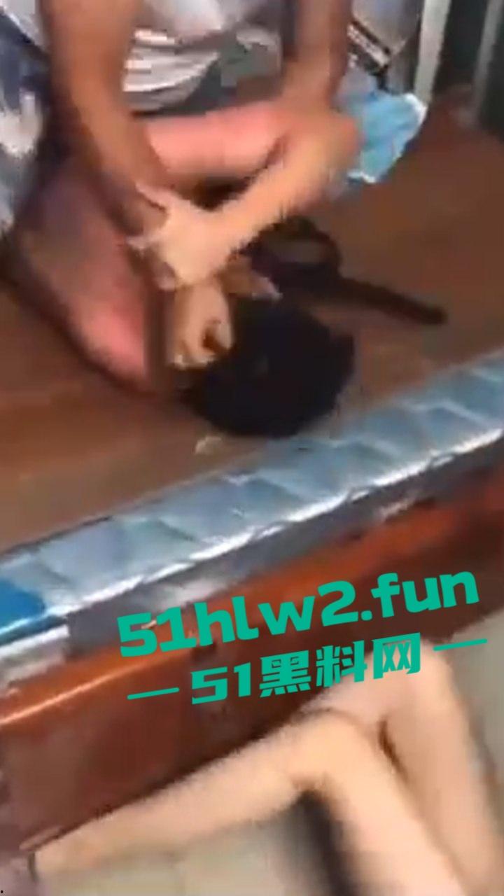 捉奸现场实拍，大胆奸夫到正主家里操别人老婆，结果丈夫提前回家捉奸当场暴揍场面超刺激。-3