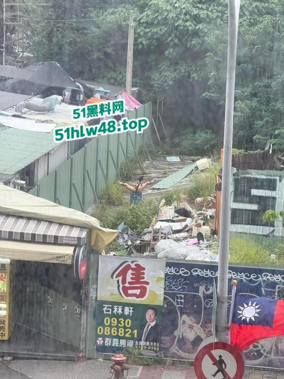 湾湾长腿大妈露天自慰被偷拍，大妈身材年轻时也绝对是大美女，想不到老了竟然这么饥渴。-5