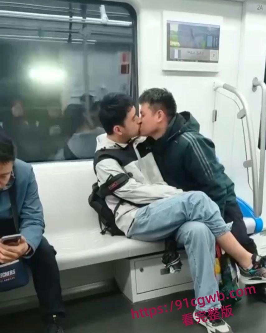 地铁上一对男同gay激吻狂秀恩爱 两男人舌头纠缠缠绵 身体紧贴互相摩擦 大庭广众下肆无忌惮-2