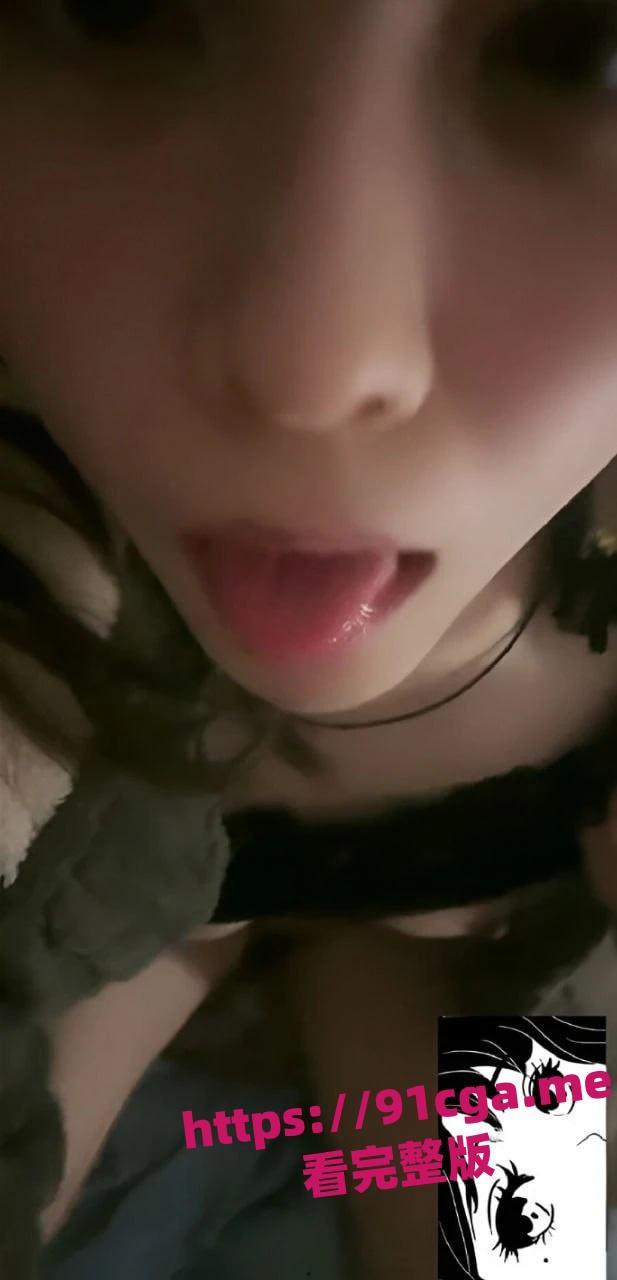 湖南长沙反差女大学生刘子玥 撩骚裸聊隔着镜头伸出舌头接网友精液-1