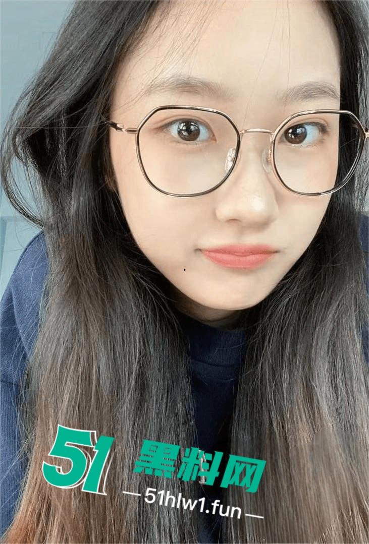 武汉服装学院大三骚货学生【刘宝妍】在宿舍内大胆下海黄播自慰，全程卖骚挑逗想勾引金主。-2