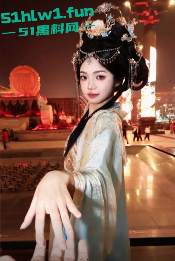 广东岭南职业技术学院，清远校区陪游陪睡母狗【陈佳怡】抖音【一直丸】又被爆约炮视频。-17