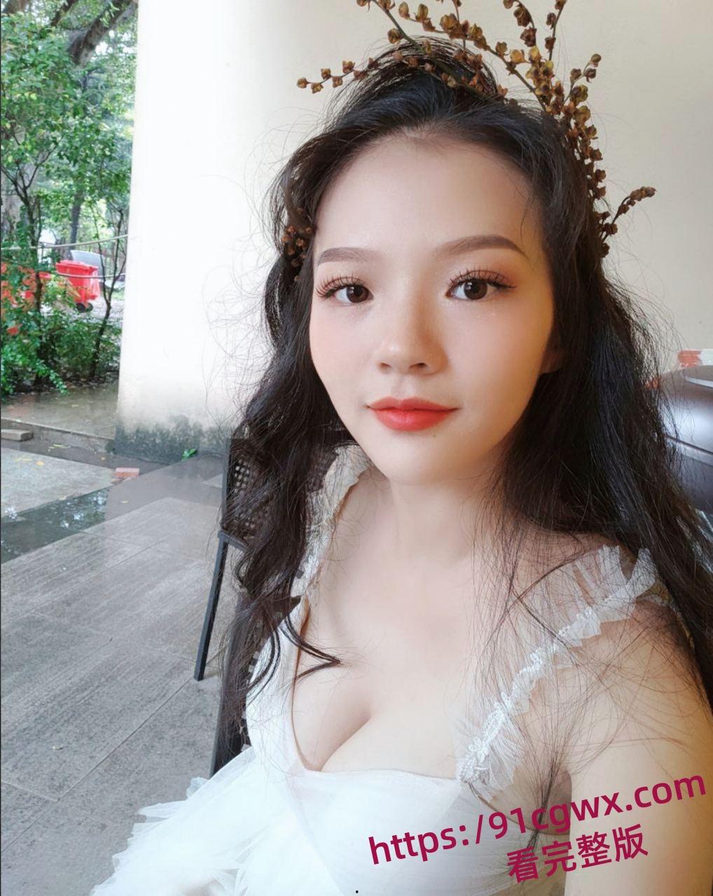 绿母骚妻张悦在公司做客服却还要主动献逼给同事玩3P 穿着黑丝趴在窗前遭受肉棒狂怼打桩！-1