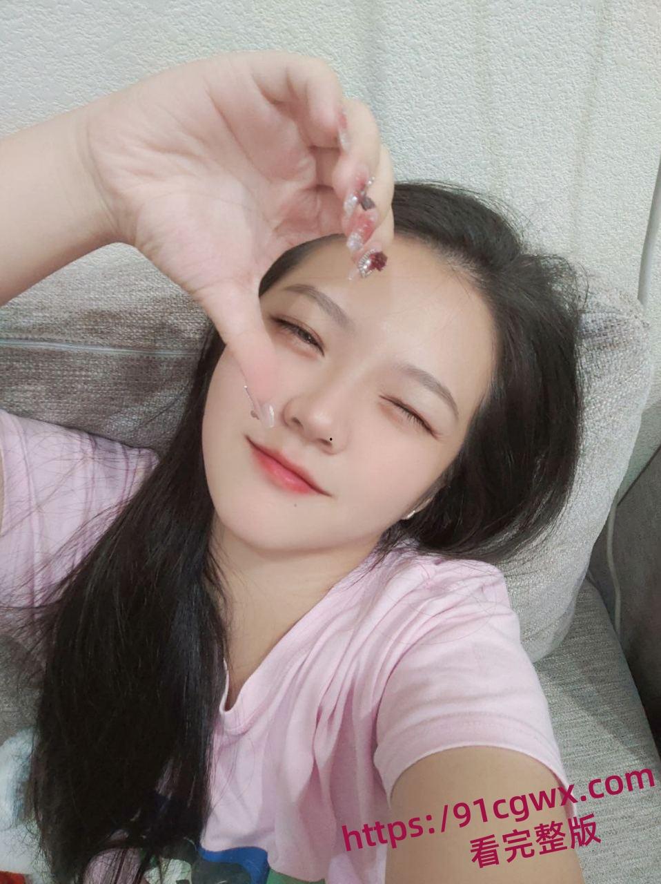 绿母骚妻张悦在公司做客服却还要主动献逼给同事玩3P 穿着黑丝趴在窗前遭受肉棒狂怼打桩！-2