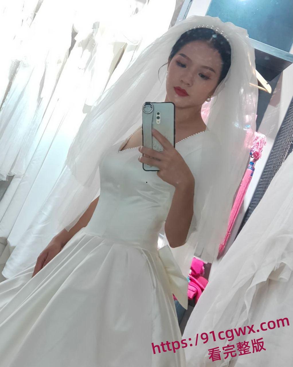 绿母骚妻张悦在公司做客服却还要主动献逼给同事玩3P 穿着黑丝趴在窗前遭受肉棒狂怼打桩！-5