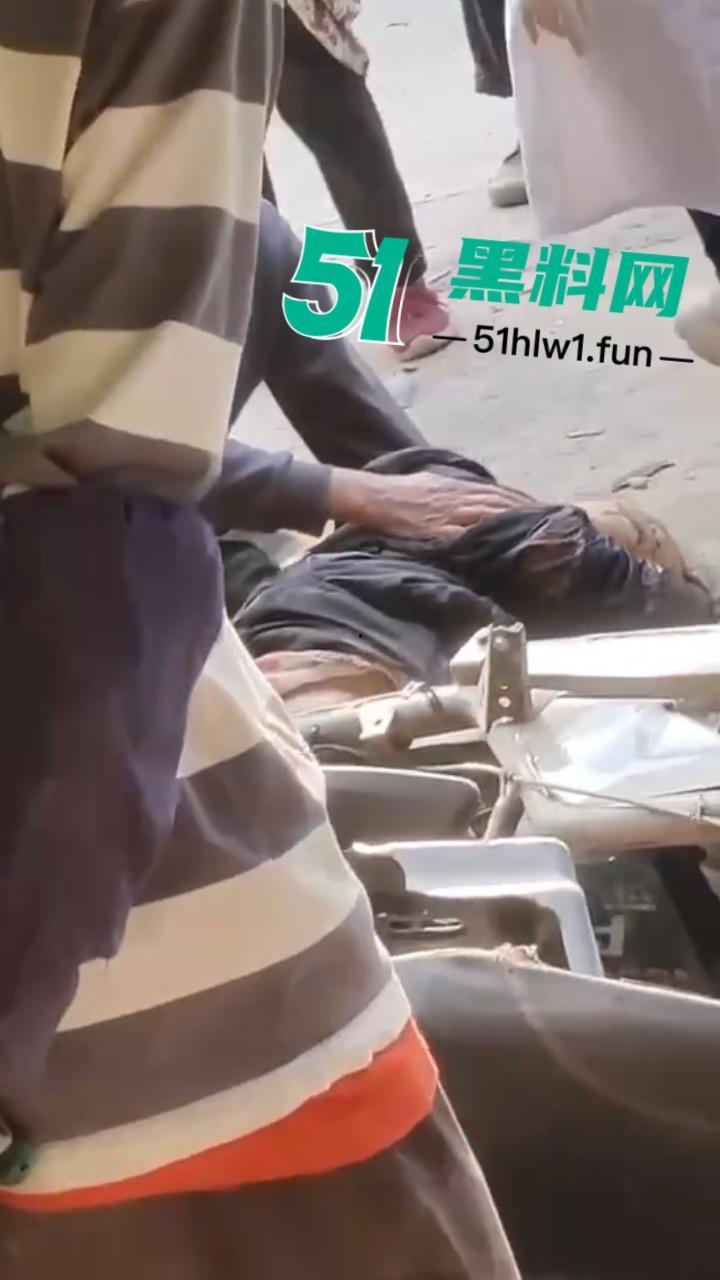 广东一辆秦plus村路嚣张飙速超车撞飞三个小伙后加速逃逸 被撞三人当场毙命血腥现场实拍流出！-2