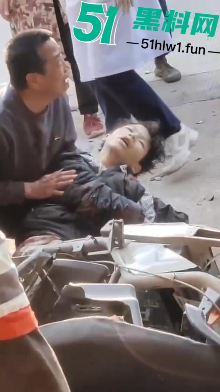 广东一辆秦plus村路嚣张飙速超车撞飞三个小伙后加速逃逸 被撞三人当场毙命血腥现场实拍流出！-4