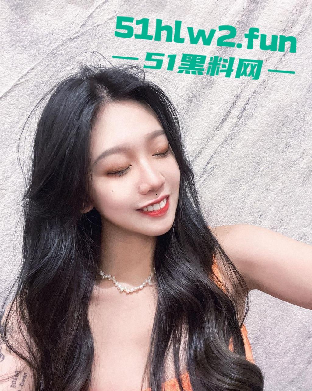 广州颜值学姐【徐艺淼】身材纤细颜值甜美，为了钱背着男友约啪老板颜值和身材男友的帽子都卖不完了吧。-4