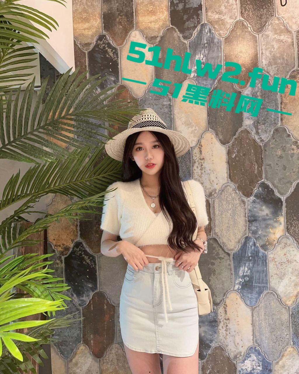 广州颜值学姐【徐艺淼】身材纤细颜值甜美，为了钱背着男友约啪老板颜值和身材男友的帽子都卖不完了吧。-8