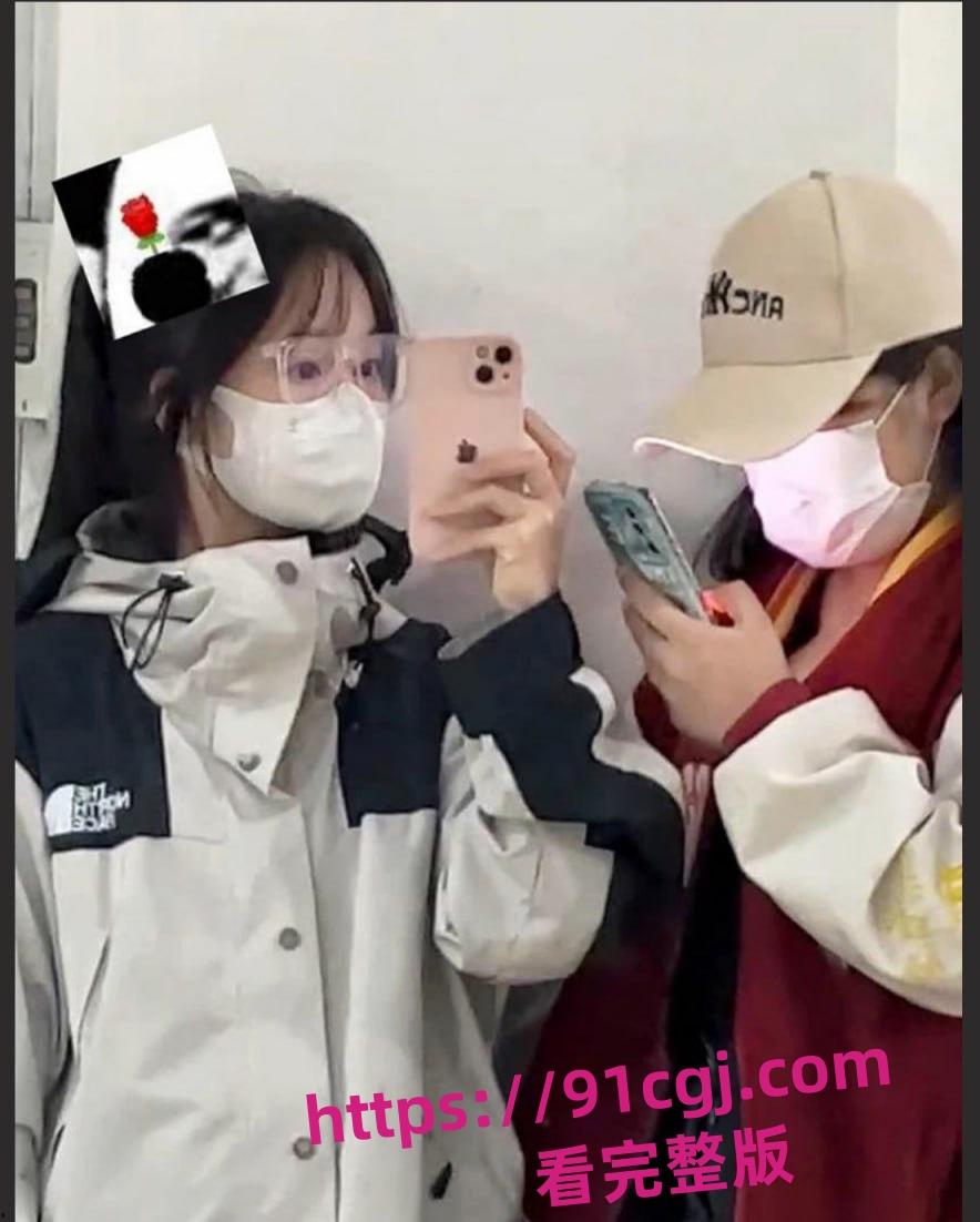 乖巧的新疆大学生妹子和黄毛哥无套疯狂做爱被后入爆操 黄毛妹子的口活非常棒！-5