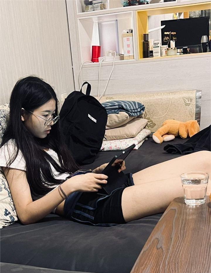 清纯眼镜妹大学生私下喜欢私拍狂野 羞涩眼神下的激情口交与猛烈抽插-2