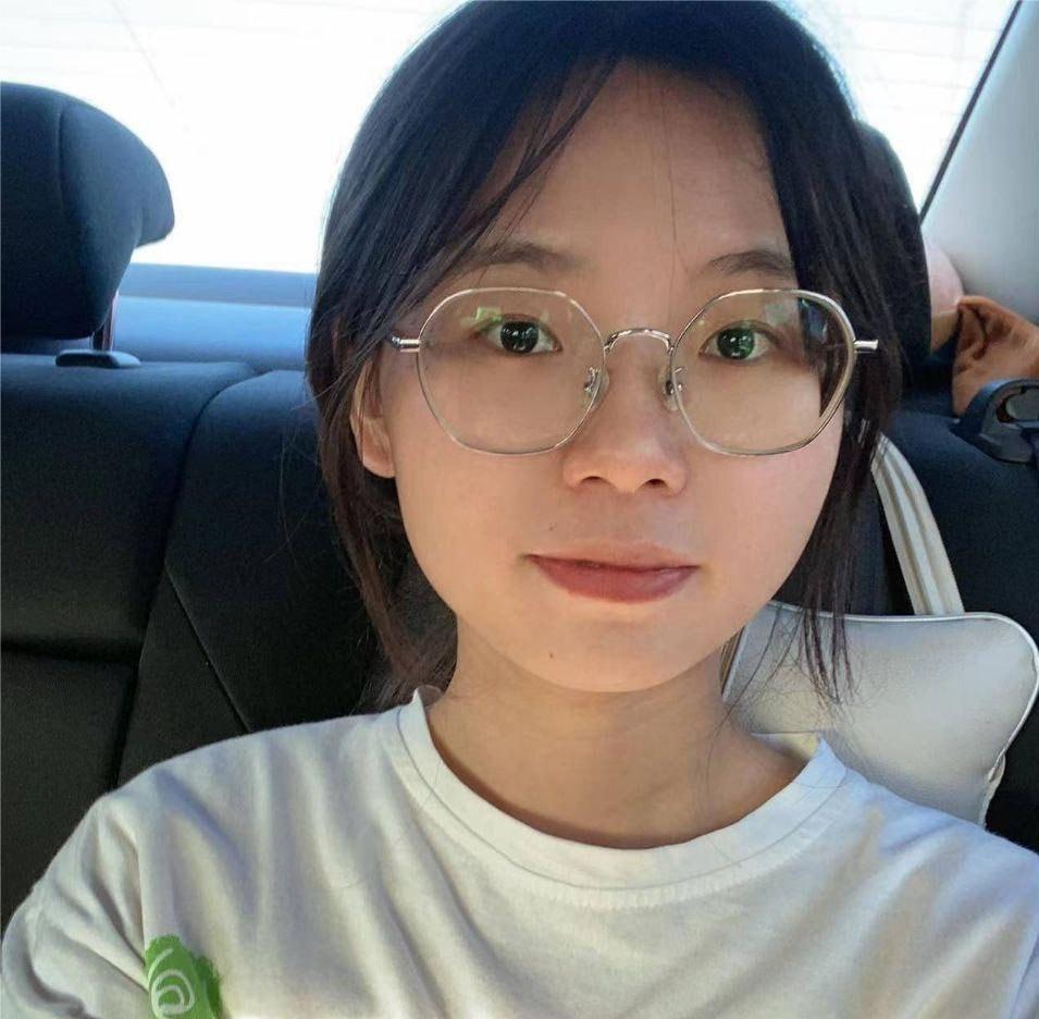 清纯眼镜妹大学生私下喜欢私拍狂野 羞涩眼神下的激情口交与猛烈抽插-3