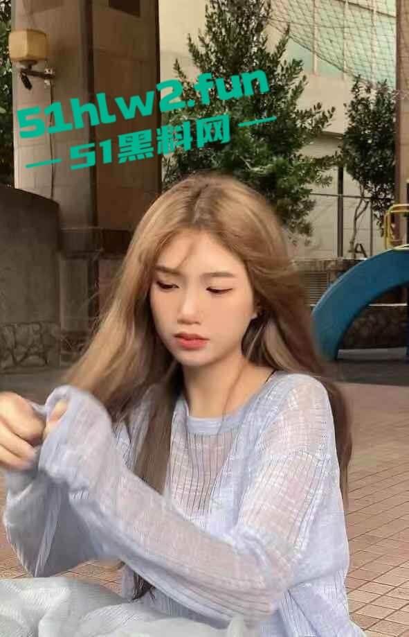 苏州夜店骚鸡【张怡彤】 高冷颜值大奶尤物，巨乳白嫩硕大腰肢纤细美腿修长居家自拍勾引客人，大尺度视图流出。-2