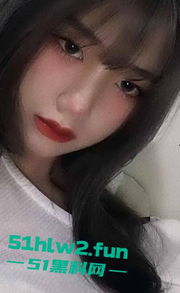 苏州夜店骚鸡【张怡彤】 高冷颜值大奶尤物，巨乳白嫩硕大腰肢纤细美腿修长居家自拍勾引客人，大尺度视图流出。-5